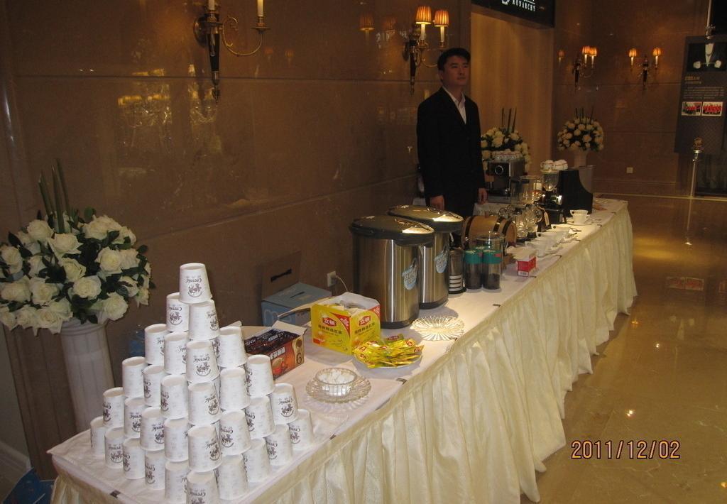 西點(diǎn)自助布臺設(shè)計(jì)與住宿體驗(yàn)融合 圖片中的藝術(shù)與商業(yè)智慧